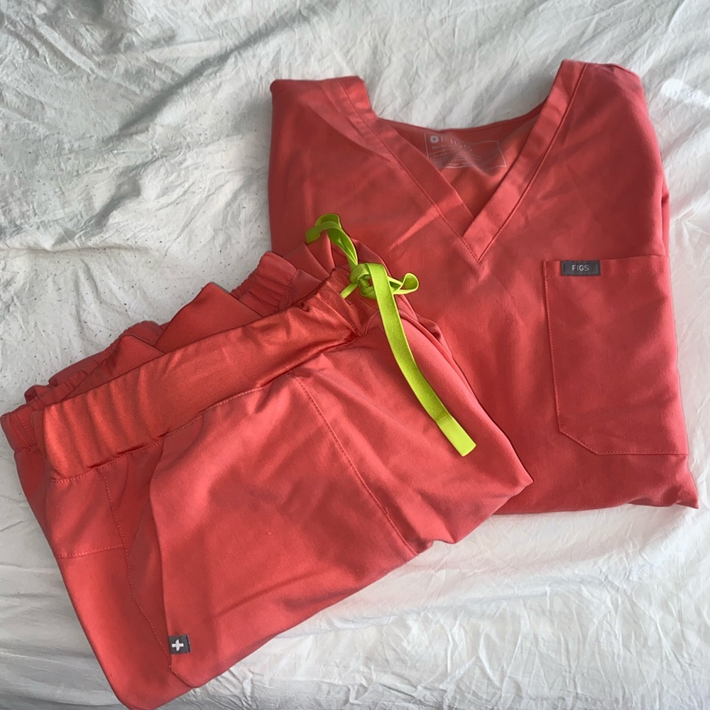 XL Hot Coral Catarina top & Taldora joggers figs scrubs